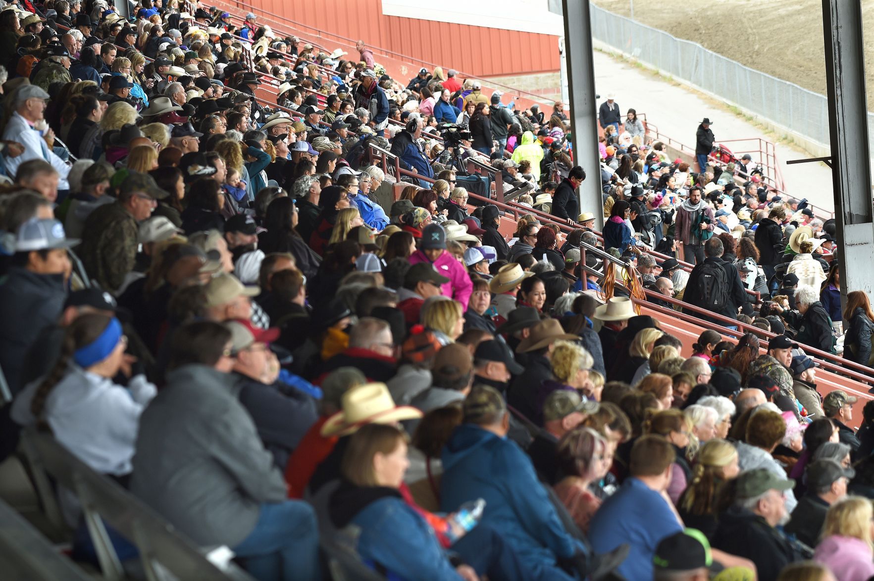 Indian Relay crowd